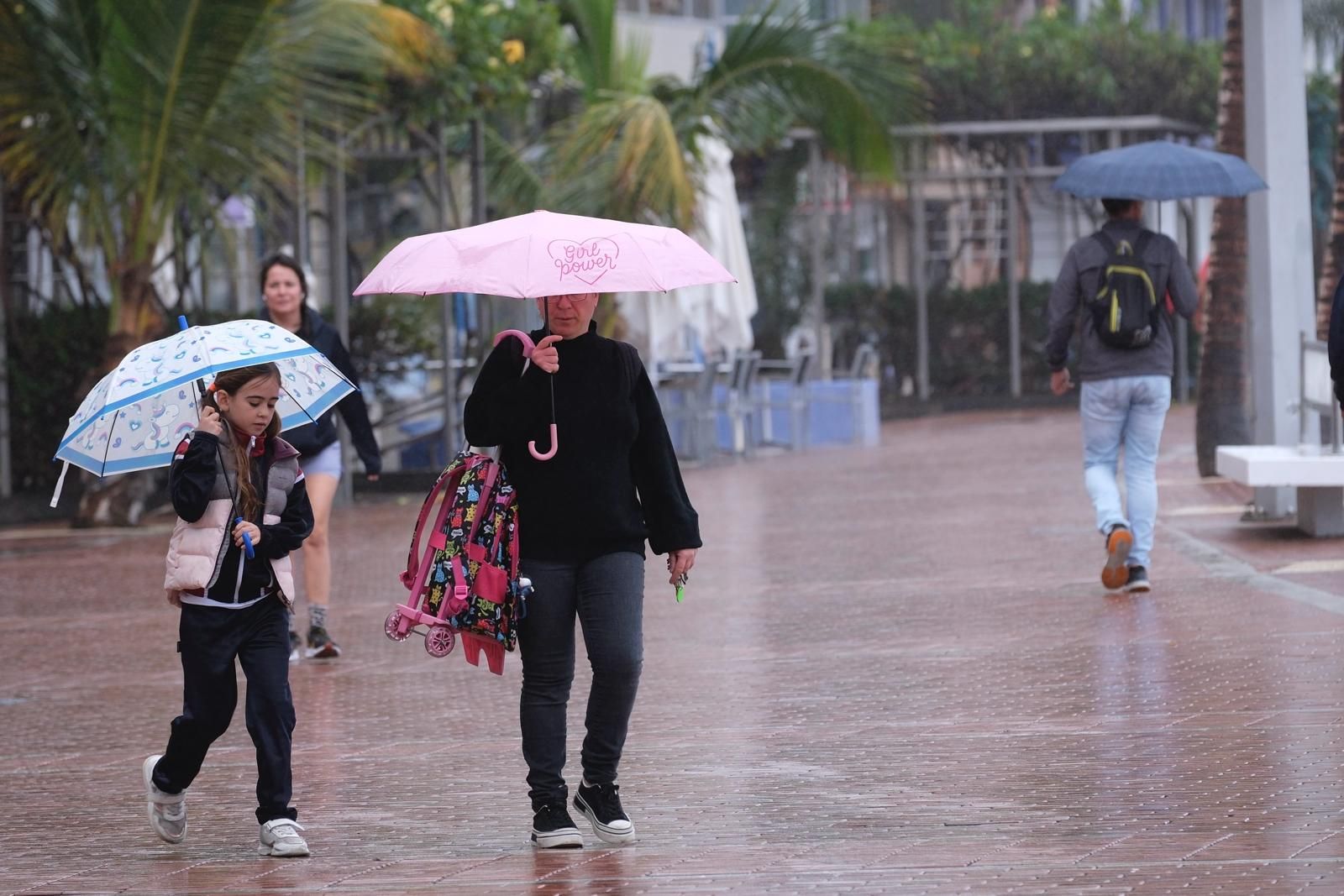 La lluvia moja la capital grancanaria