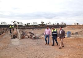 Visita de autoridades a las obras junto al Faro de Pechiguera.
