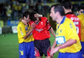 Valerón, abrazado por Manuel Pablo tras enfrentarse a la UD en 1997 en el Insular.