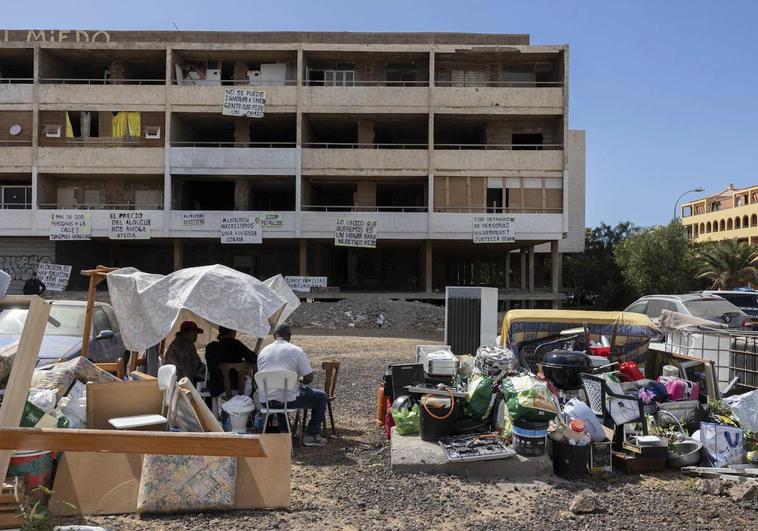 Algunos desahuciados fuera de la que hasta hace unas horas era su vivienda, rodeados de sus pertenencias.