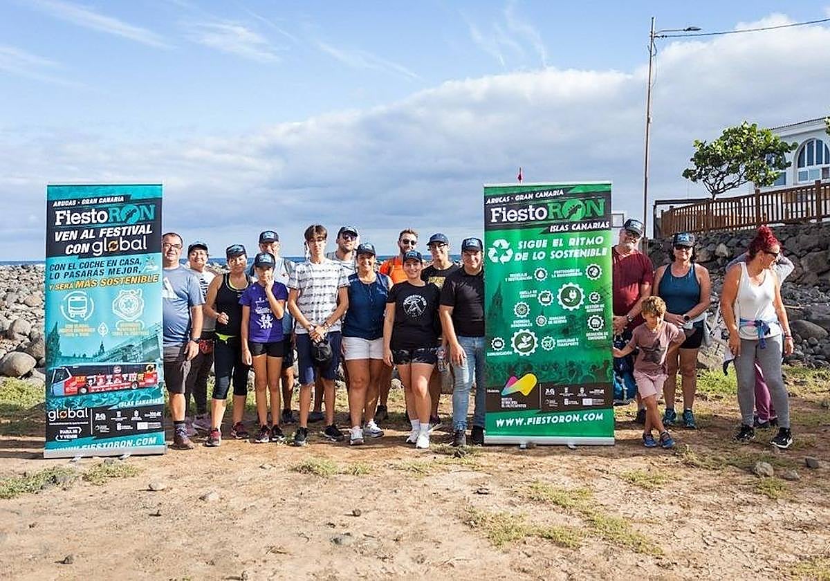Voluntarios de FiestonRon en la limpieza de playas.