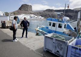 Augusto Hidalgo, en su visita al Puerto de Las Nieves, junto al presidente de los pescadores, Gabriel Vielo Jiménez.