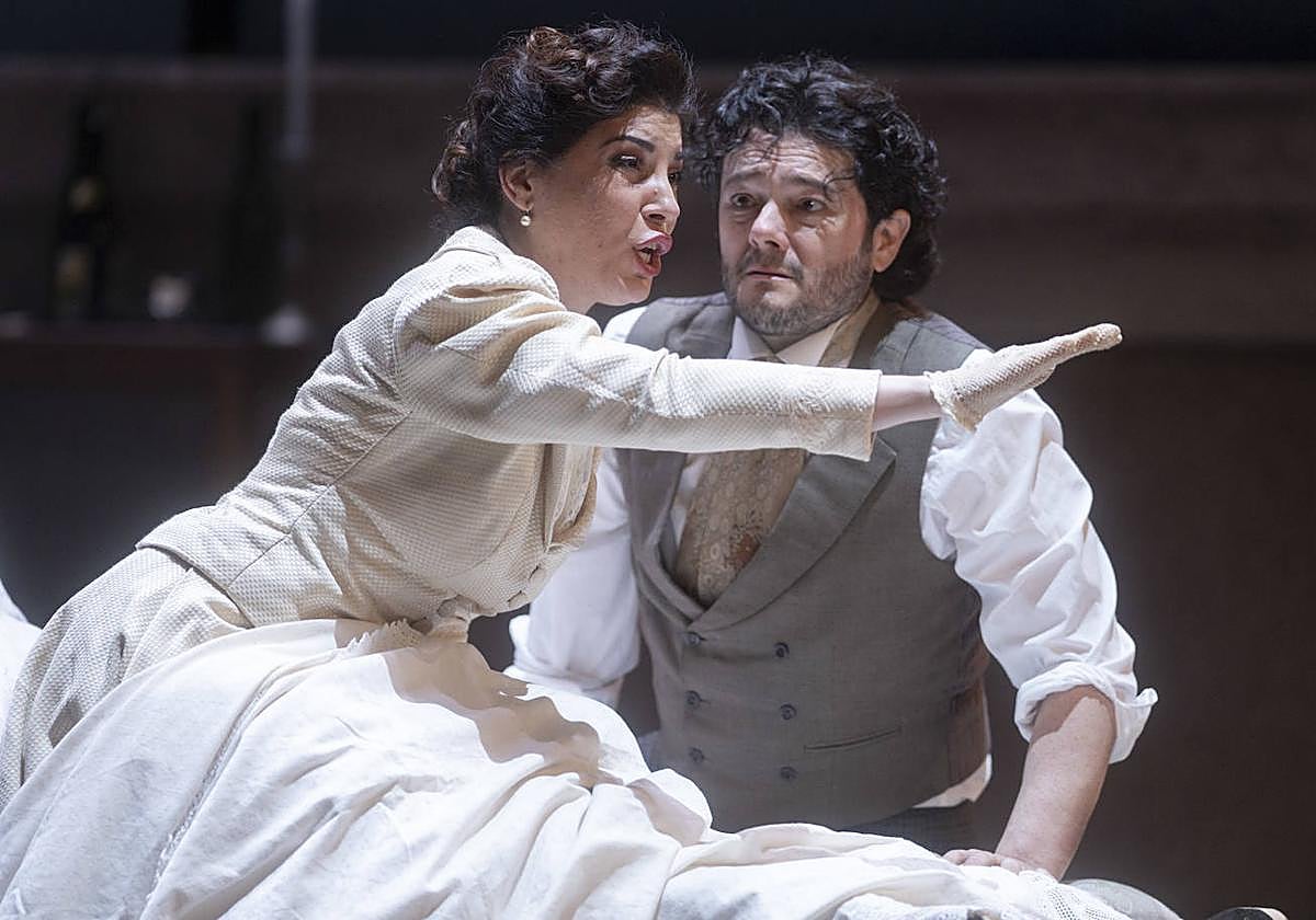 Los cantantes Claudia Pavone y Arturo Chacón-Cruz como Mimì y Rodolfo.