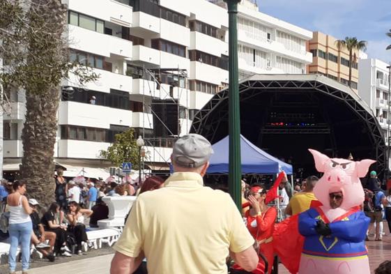 Carnaval en Arrecife en febrero, en una jornada con alta temperatura.