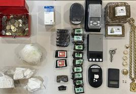 Imagen de la droga y los utensilios incautados por la Policía en el trastero del detenido.