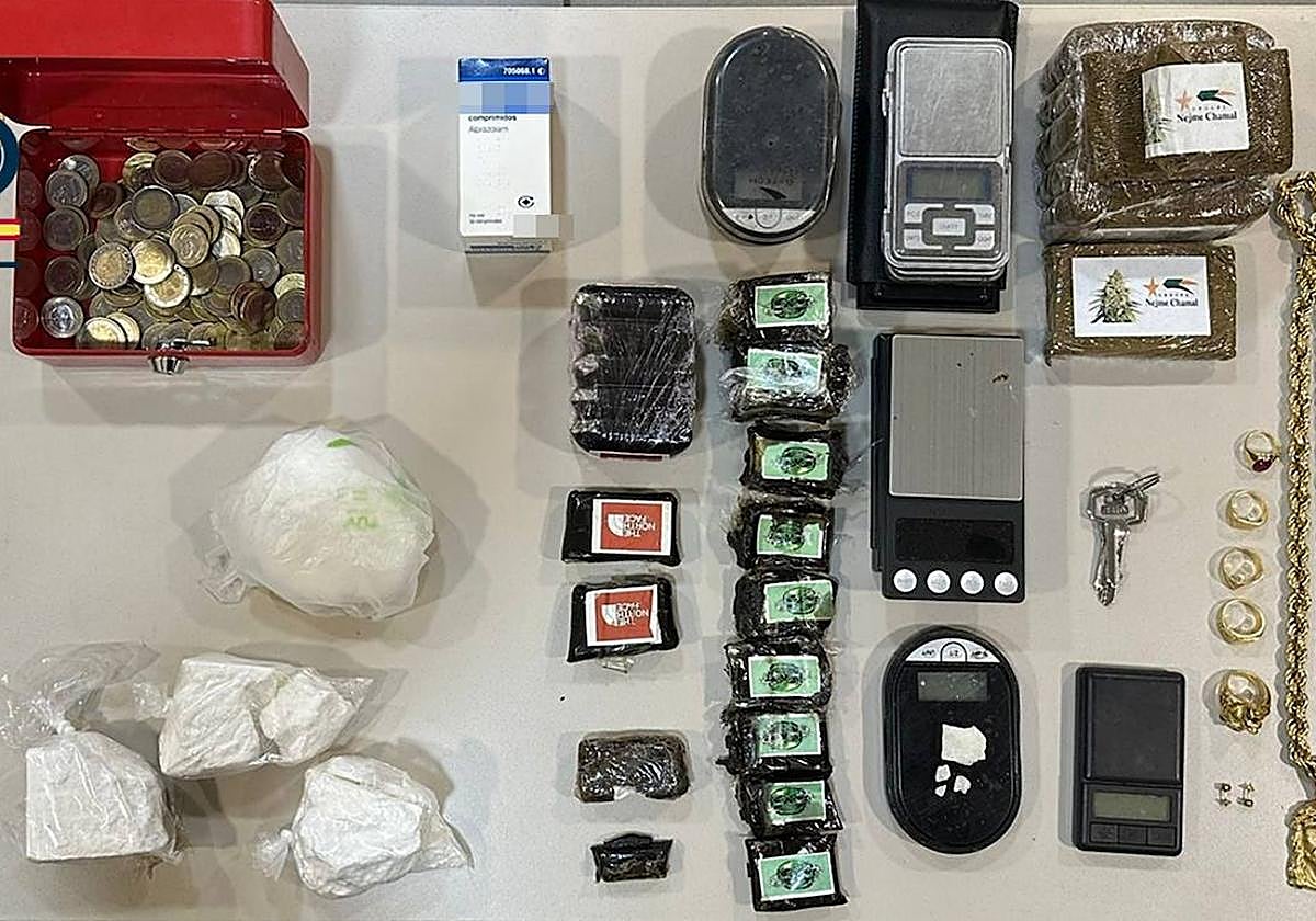 Imagen de la droga y los utensilios incautados por la Policía en el trastero del detenido.