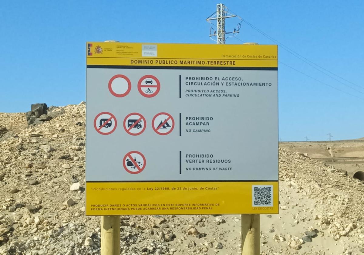 Cartel informativo de la playa de la Jaqueta, en el municipio de Pájara.