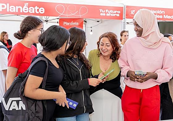 Consejera Ascensión Toledo con estudiantes en el día del estreno de la actividad.