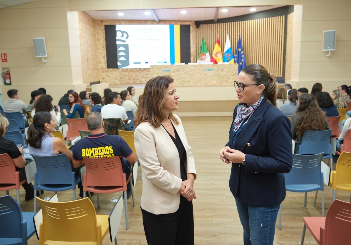 María Teresa Ortega, directora del Servicio Canario de Empleo, y la consejera insular Nuria Cabrera.