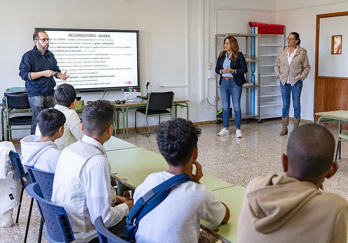 La presidenta Lola García y la consejera Nereida Calero, en un centro educativo que participa en el festival.