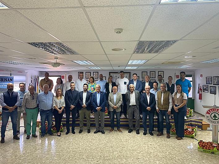 Foto de familia durante la presentación del acuerdo.