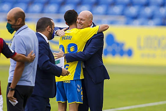 Pedri y Pepe Mel se abrazan en el último partido de la perla teguestera.