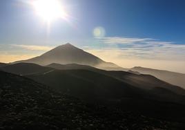 Imagen del Teide envuelto en calima.