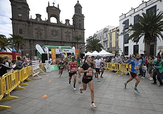 Salida de la LPA Trail 2023 en la plaza de Santa Ana.
