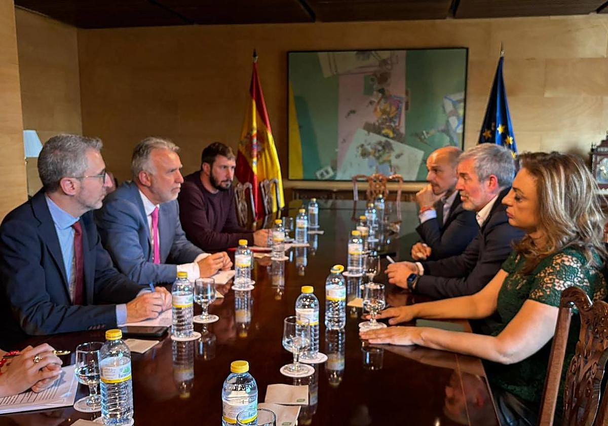 Imagen de la reunión entre los equipos de Política Territorial (i) y el Gobierno canario.