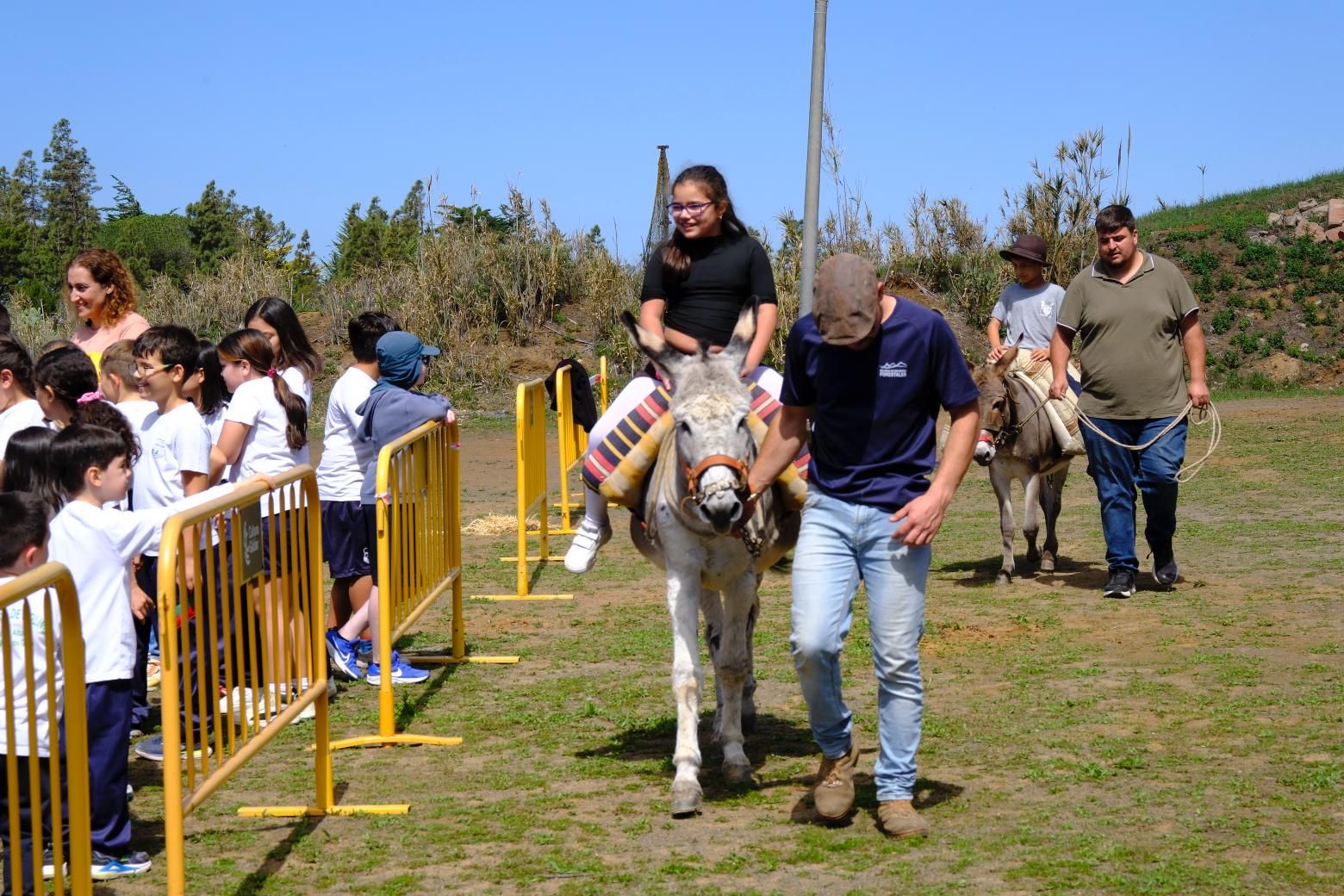 Más de 300 estudiantes conocen la vida rural
