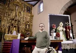 José Manuel Paz Marín ante las imágenes restauradas y talladas por su padre en la parroquía de Santo Domingo.