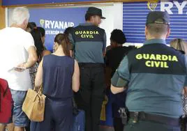 Imagen de dos agentes de la Guardia Civil en el aeropuerto de Lanzarote.