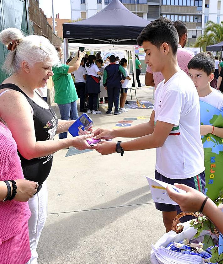 Imagen secundaria 2 - Alumnado de 6ºB, probando los proyectos y recepción a madres y padres.