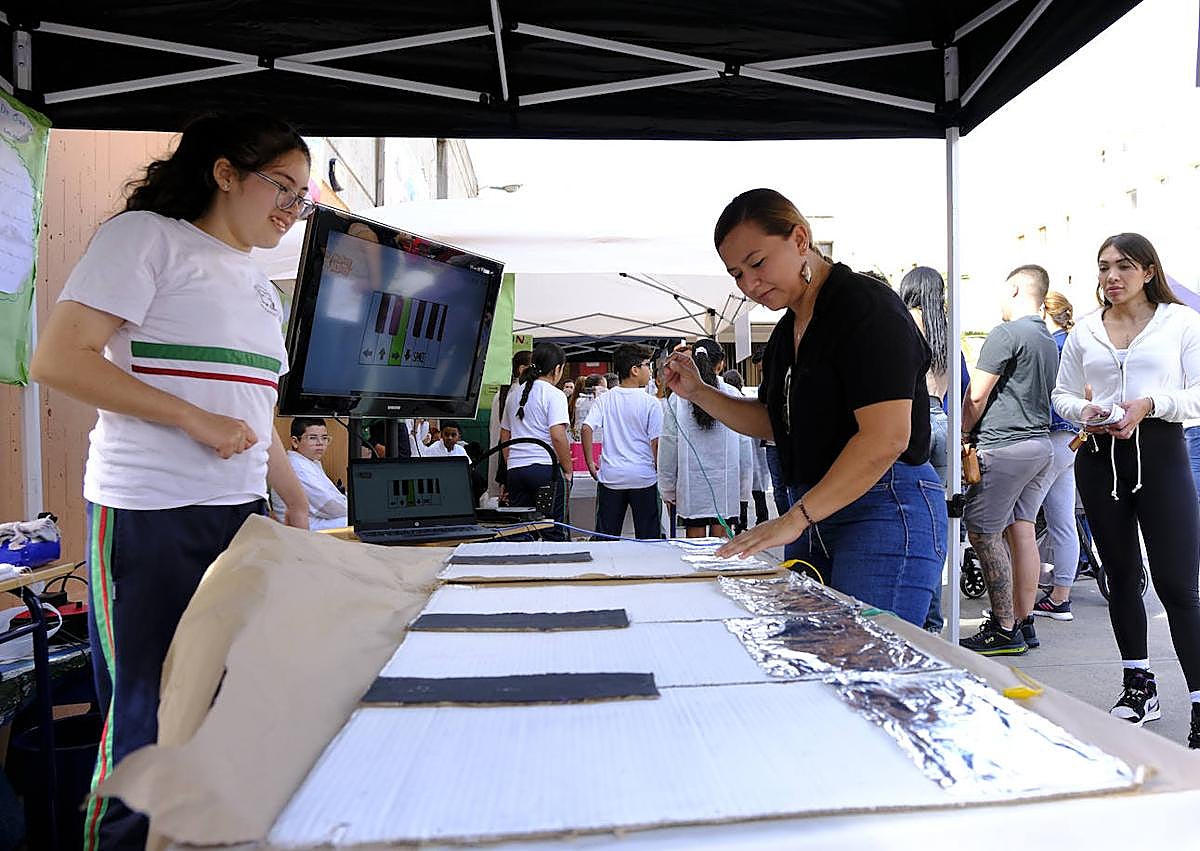 Imagen secundaria 1 - Alumnado de 6ºB, probando los proyectos y recepción a madres y padres.