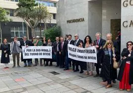 Grupo de letrados en su protesta frente a la sede de Presidencia del Gobierno de Canarias.