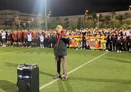 El presidente del Unión Viera, Juan Francisco Ramos, se dirige a la afición durante el acto emotivo en apoyo a la familia de Yassine, jugador del Juvenil B de este club.
