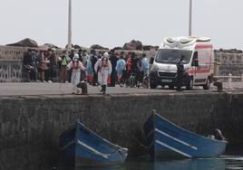 Imagen de archivo de la llegada de dos pateras a Lanzarote.