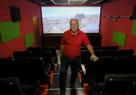 Félix Moreno posa en la sala construída en su garaje.
