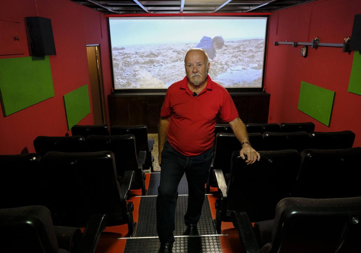 Félix Moreno posa en la sala construída en su garaje.