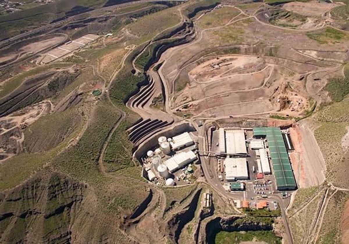 Naves de tratamiento de residuos y vasos de vertido del Ecoparque Norte.