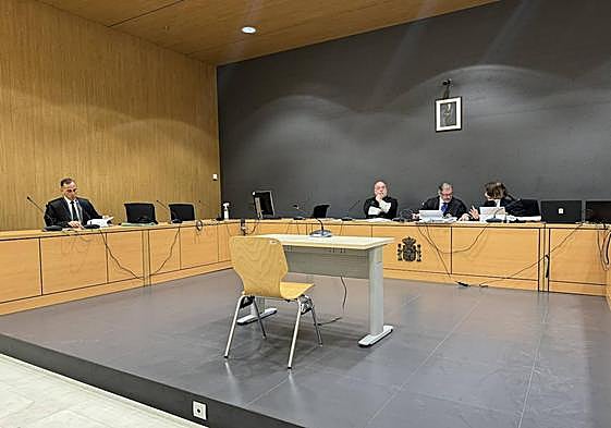 Imagen del juicio con el Tribunal y el abogado Israel de los Reyes Godoy.