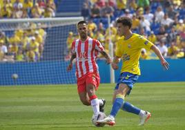 Perrone, presionado por Viera en el partido del domingo de la UD frente al Almería.