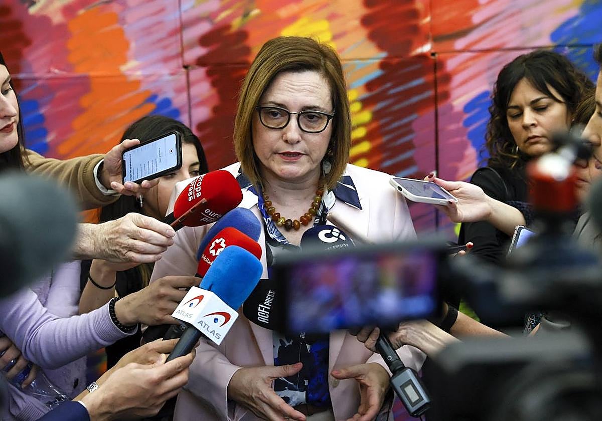 La consejera de Bienestar Social del Gobierno canario, Candelaria Delgado, atendió a los medios este lunes tras la conferencia sectorial.