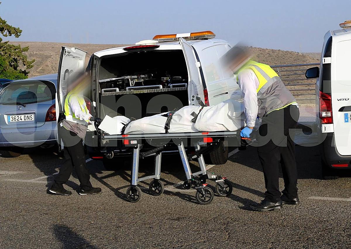Imagen secundaria 1 - Momento en el que sacaron el cuerpo del fallecido del hotel Colinar Mar, en Puerto Rico.