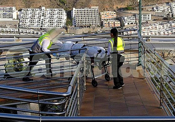 Momento en el que sacaron el cuerpo del fallecido del hotel Colinar Mar, en Puerto Rico.
