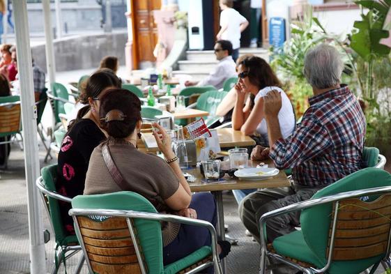 Foto de archivo de personas fumando en una terraza de la capital grancanaria.