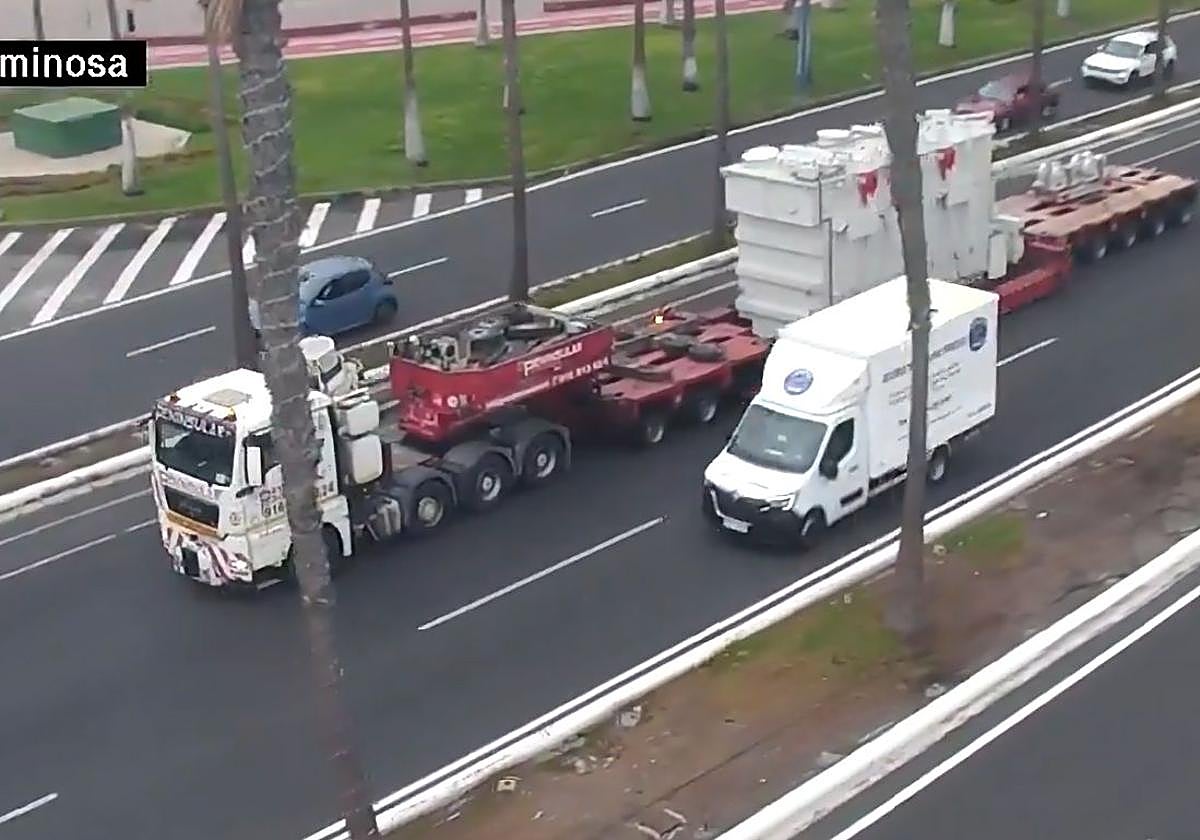 Imagen del camión de transporte especial escoltado por la Policía Local de la capital grancanaria.