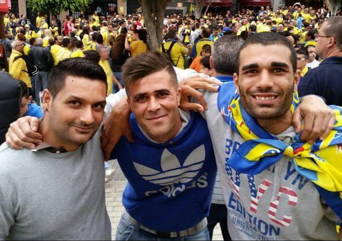 Imagen secundaria 1 - Arriba, Ismael en el centro con su primo Iván y su hijo Yerobe. A la izquierda, Ismael, junto a dos grandes amigos esperando para entrar a un partido de la UD Las Palmas. A la derecha, junto a su primo Iván en un barco de camino a Tenerife para ver un derbi.