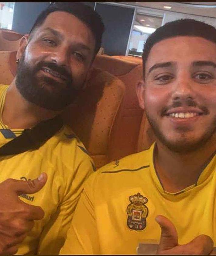 Imagen secundaria 2 - Arriba, Ismael en el centro con su primo Iván y su hijo Yerobe. A la izquierda, Ismael, junto a dos grandes amigos esperando para entrar a un partido de la UD Las Palmas. A la derecha, junto a su primo Iván en un barco de camino a Tenerife para ver un derbi.