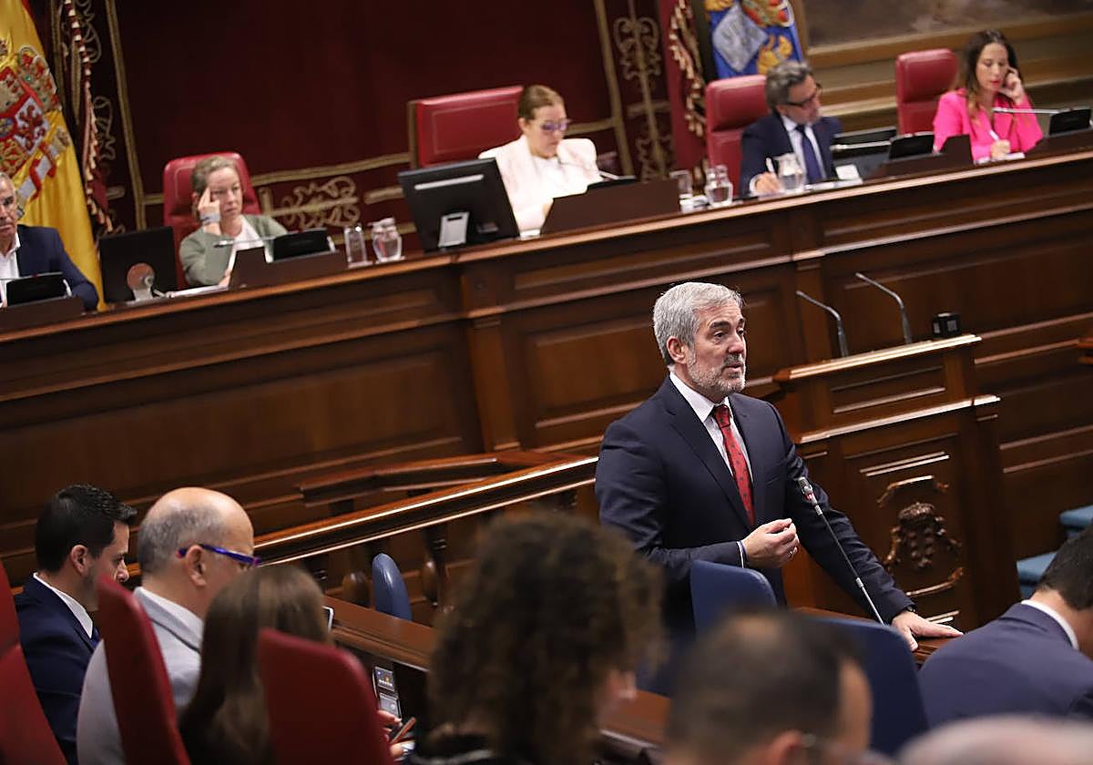Fernando Clavijo, presidente de Canarias, en la primera sesión del pleno del Parlamento.