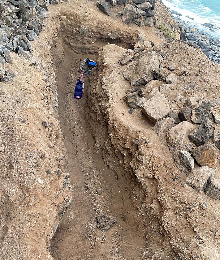 Imagen secundaria 2 - La Oliva limpia Piedra Playa tras la apertura de zanjas, el techado del goro y el váter químico