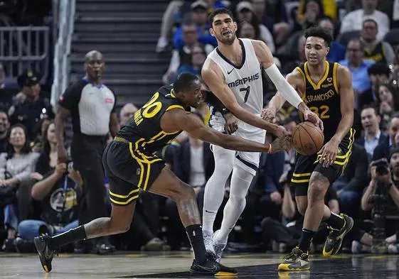 Aldama, en plena acción durante el encuentro ante Golden State Warriors.