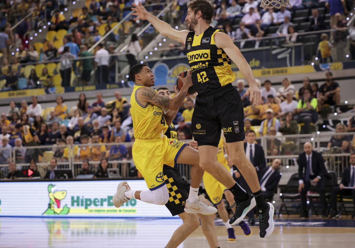 Imagen de archivo de uno de los derbis canarios en el Gran Canaria Arena.