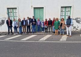 Autoridades locales ante la Molina de Don Juan Armas.