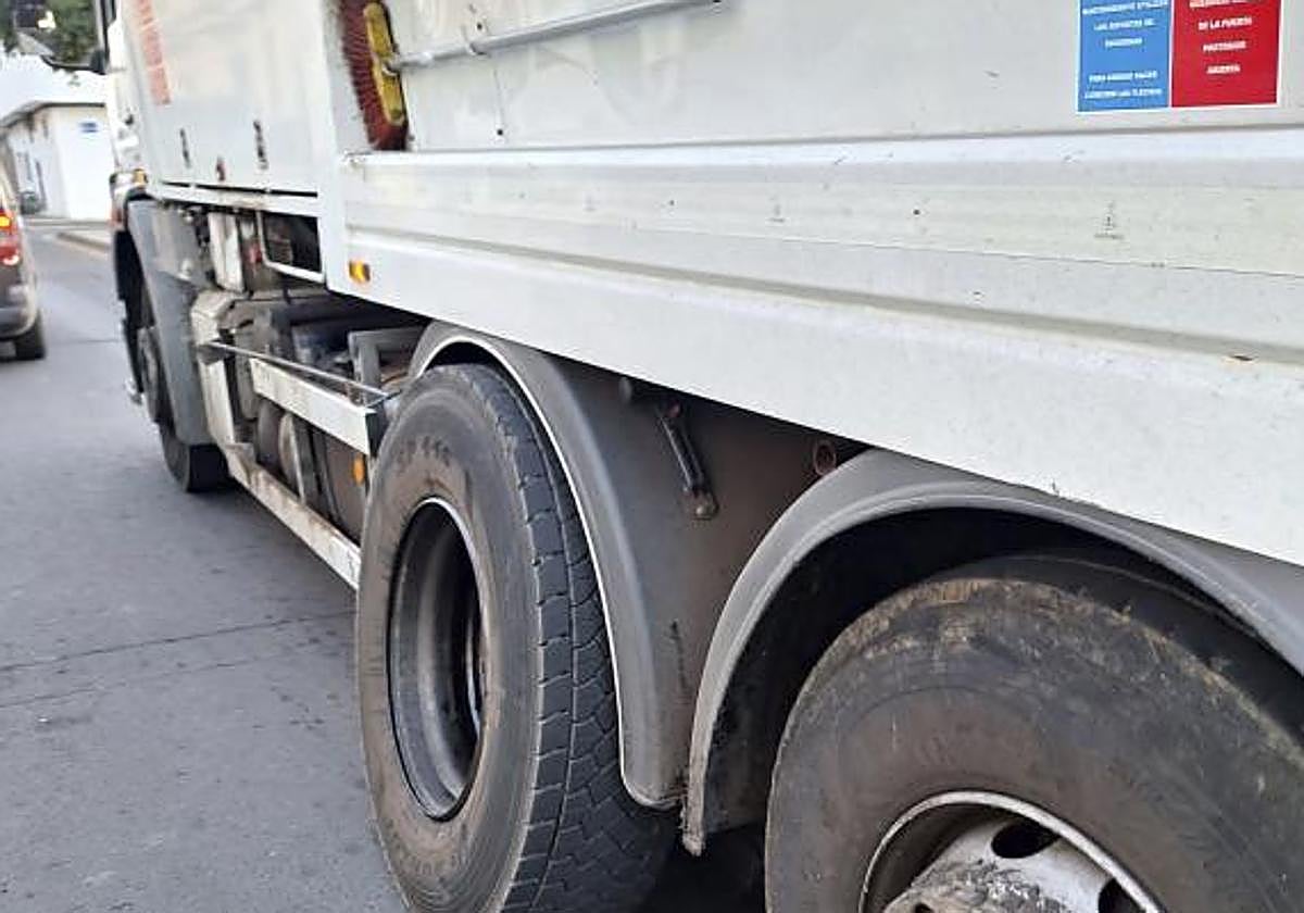 Camión averiado que afectó a la recogida en Altavista.