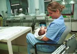 Imagen de archivo de un recién nacido tomando un biberón en el hospital general de Lanzarote.