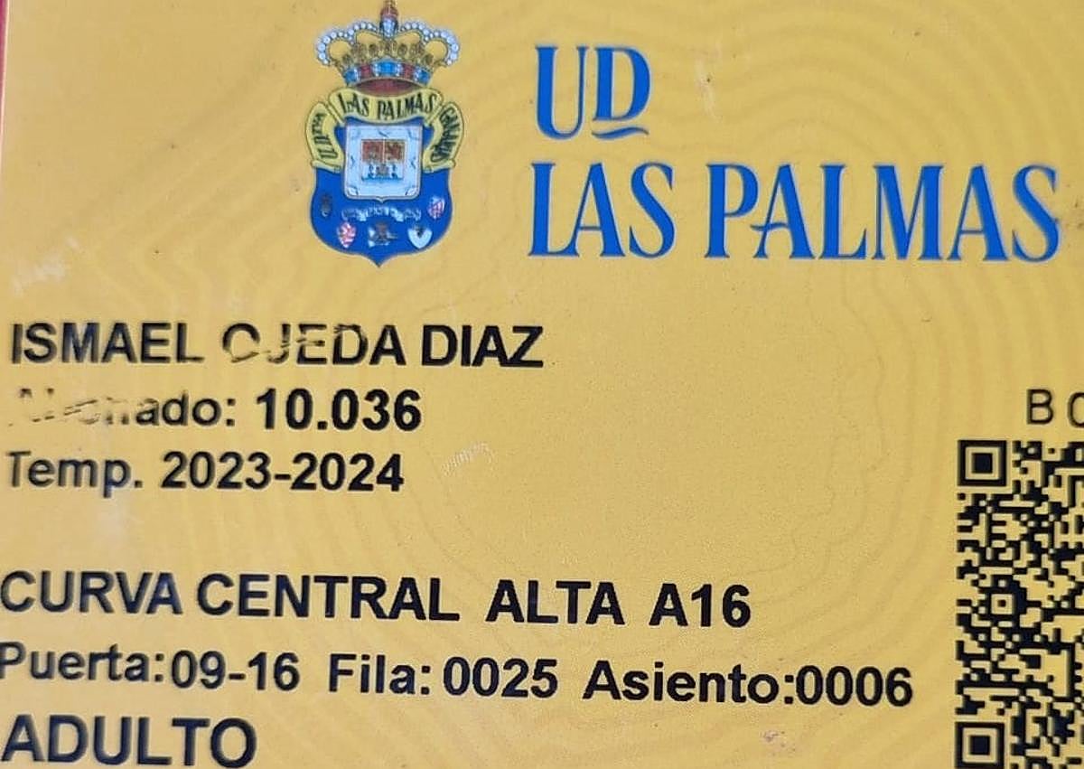 Imagen secundaria 1 - Arriba, Ismael (primero abajo), junto a su familia en un partido de la UD Las Palmas. Abajo, a la izquierda, su bono de la temporada 2023-2024. Abajo derecha, Ismael celebrando un tanto en primera fila.