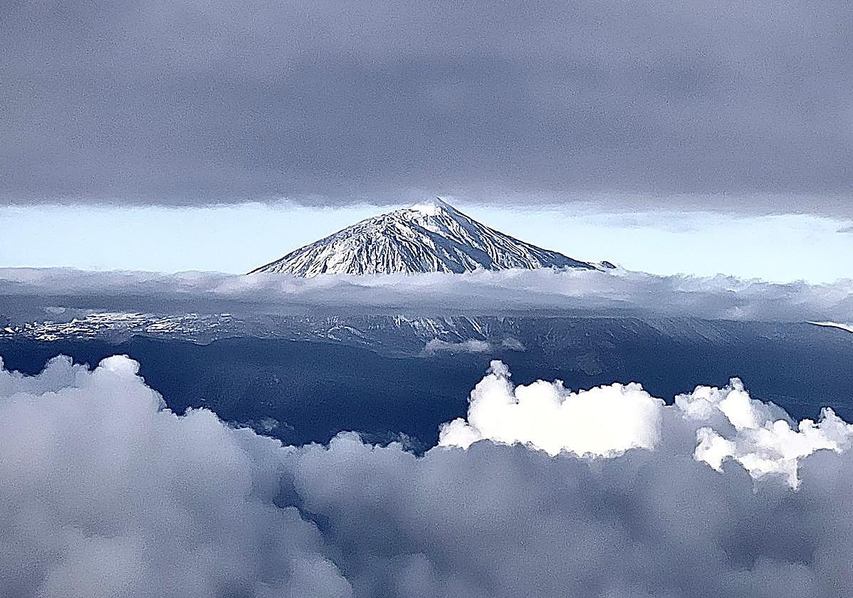 Imagen del Teide nevado este viernes.