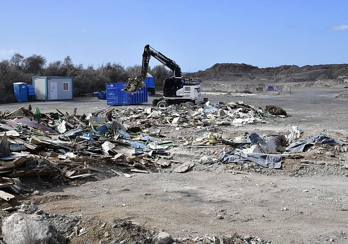 La parcela del vertedero de pateras y cayucos de Arinaga ya se encuentra vacía desde este viernes.