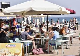 Imagen de archivo de turistas en Playa del Inglés.